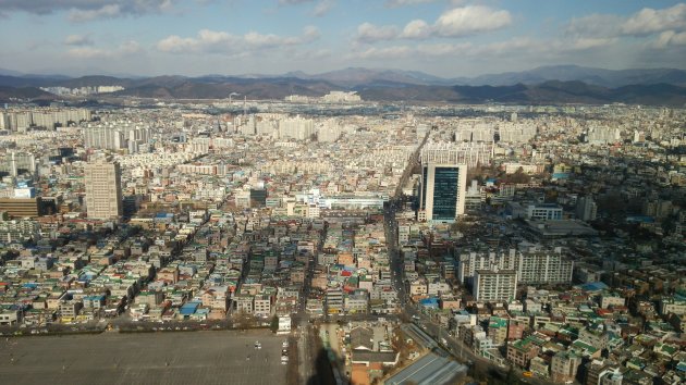 大邱タワー（83タワー）から見える大邱都市鉄道2号線の内唐駅方面の風景